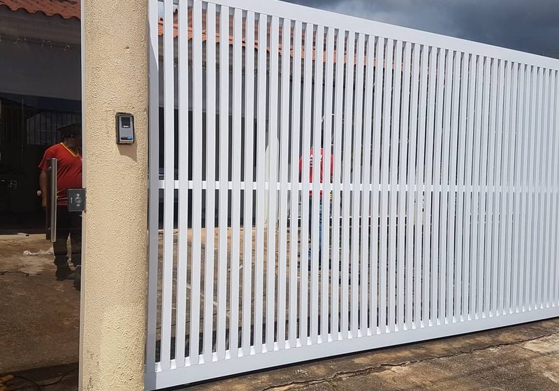 Portão de alumínio ripado fabricado pela Aluart